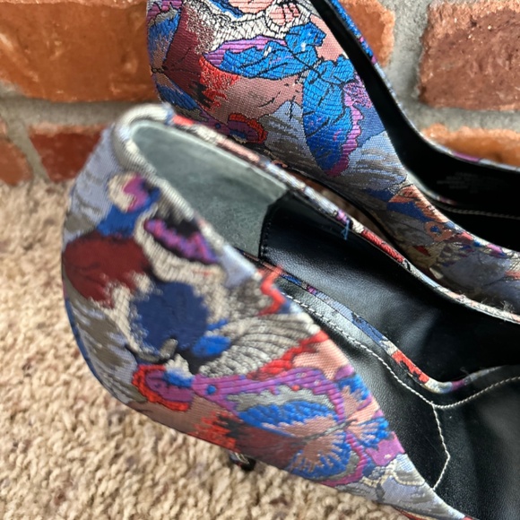 Charles David Patterned Heels Size 7 - Picture 4 of 7